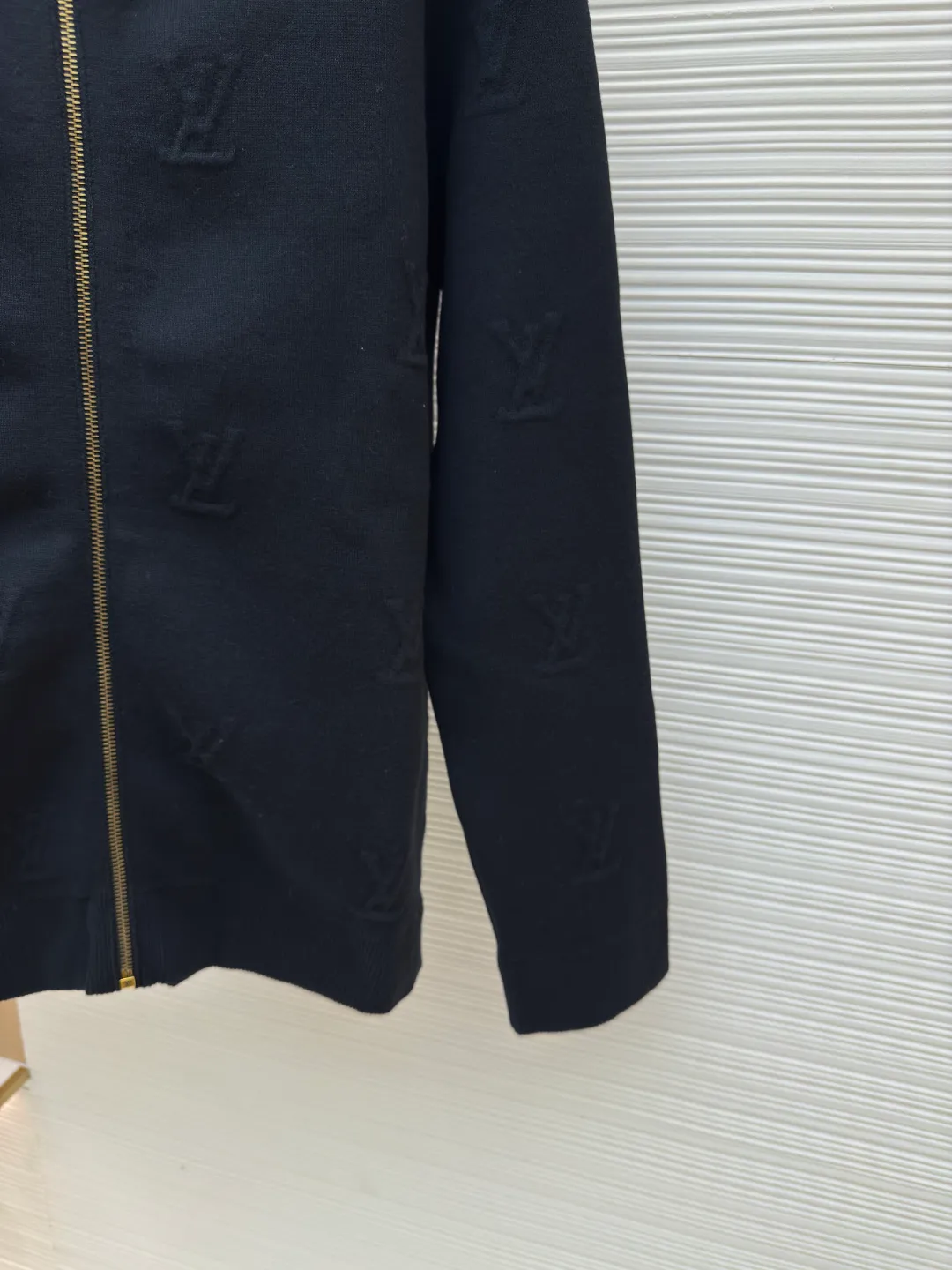 LOUIS VUITTON dark pattern embossed woolen jacket ●Authentic product: Purchased and developed by 24248 ●Item number: 1680578-D15 ●Fabrics: combed cotton fabric ●Technology: embossed woolen fabric ●Version: fitted version ●Weight: about 705 grams ●Size: XS-S-M-L ●Description: Lapel zipper cardigan. The yarn is made of 2 strips of 2/60 fully combed cotton on the bottom + 5 strips of polyester + 1 strip of high-elastic drawstring. The loom is a 14-needle STOLL machine imported from Germany. Each piece of weaving takes 390 minutes. Due to the particularity of this organization, the stability requirements of the machine are very high, and many machines cannot do it. The weaving time is very long, and it is easy to produce waste pieces when weaving the piece, and the loss will be very large; the sewing disc is sewn with a 20-needle disc. The overall wiring is straight and delicate, the fabric is comfortable and soft, and the color is consistent without color difference. It can be matched with the same style to create a fashionable look and control various occasions. Customized accessories, complete with three standards, same style for men and women!